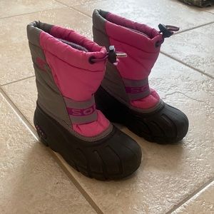 Great condition girls pink sorel snow boots size 10.
